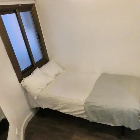 Privada En Hospitalet Bed & Breakfast *